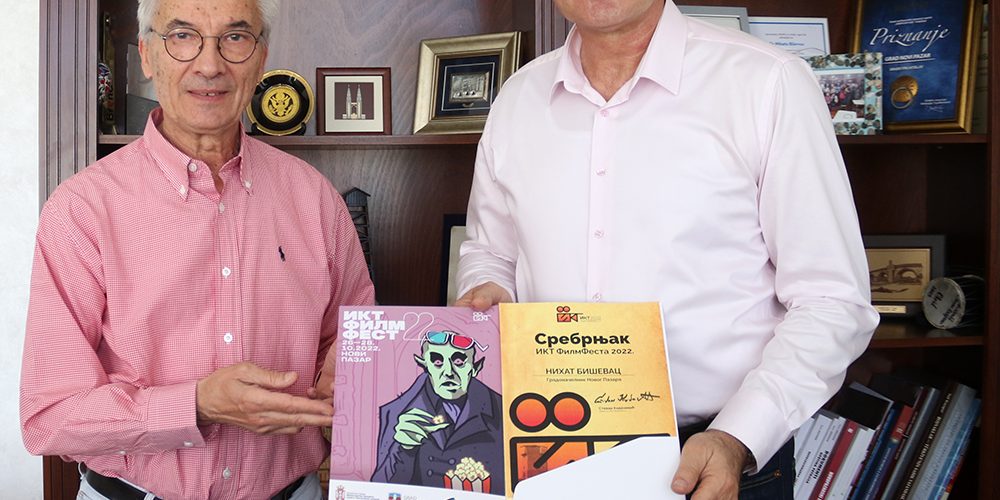 ekipa-IKT-FEST-FILMA-kod-gradonacelnika-Novog-Pazara-Stevan-Kovacevic-urucio-zahvalnicu-i-srebrnjak-IKT-gradonacelniku-Bisevcu-(10)